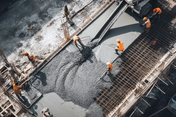Équipe en coulage de dalle béton