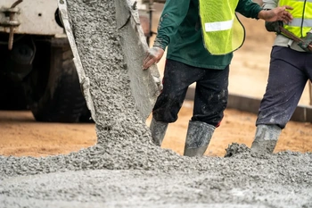 Livraison et coulage de béton sur chantier